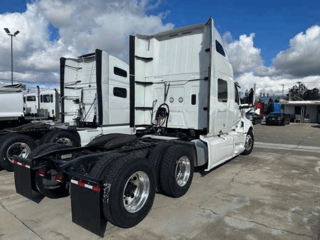 International LT625